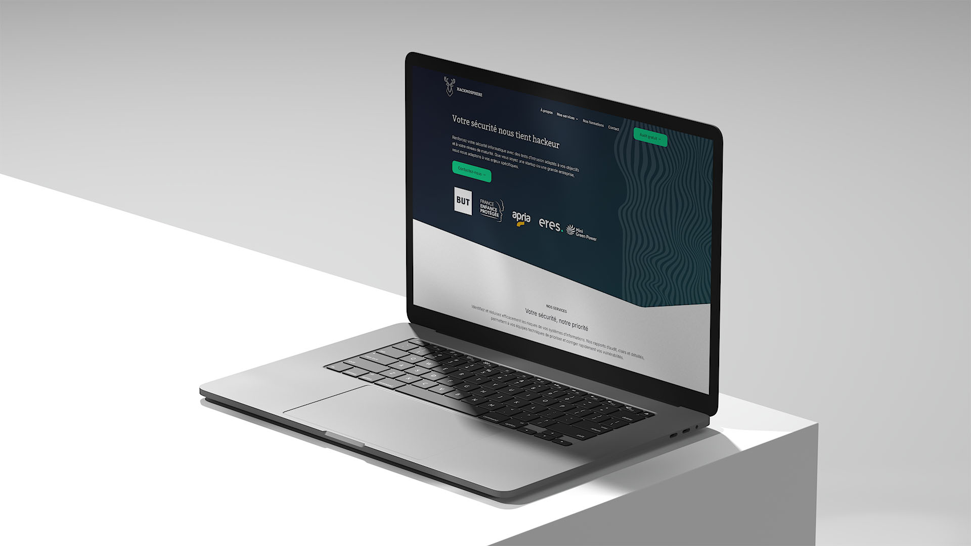 Cas client hackmosphere : image d'un ordinateur ouvert sur la page d'accueil du site 